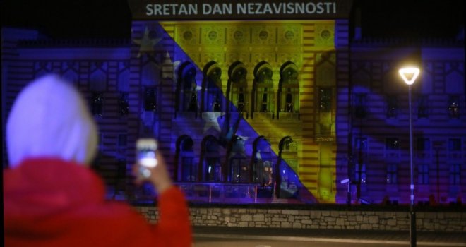 Sarajevska Vijećnica večeras osvijetljena bojama državne zastave BiH