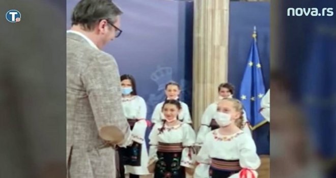 Vučić k'o Tito: Djeca mu pjevaju za rođendan, a televizija prenosi