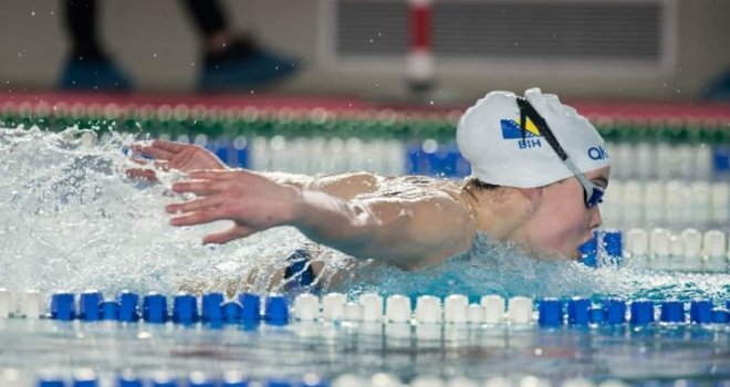 Mlada bh. plivačica rasturila u finalu i opet oborila državni rekord... Komentatori iz Srbije ostali u nevjerici