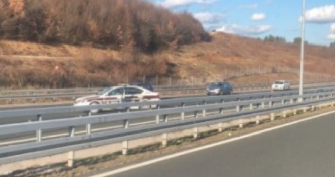 Stravična nesreća na autoputu Sarajevo-Lepenica: Na licu mjesta poginuo motociklista