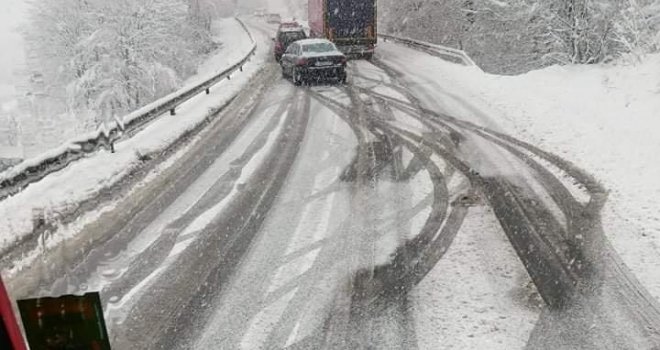 Kao da smo u jeku zime: Snijeg zatrpao BiH, evo na kojim putnim dionicama je najteže