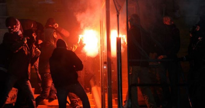 Huligani divljali u Mostaru: Žestok sukob navijača, gradom odjekivali topovski udari