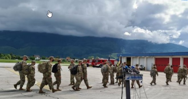 Avion s američkim vojnicima sletio na sarajevski aerodrom