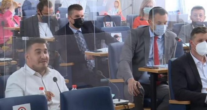 Zahiragić napao Konakovića zbog riječi 'uzbuđen', zastupnica SDA napustila sjednicu: 'Ustanite kad mi se obraćate'