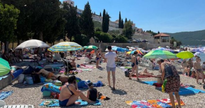 Neum pun turista, borba za mjesto na plaži: Stigli i Srbijanci, nema se gdje spustiti peškir
