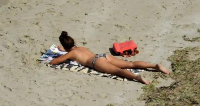 Sunčanje na plaži goli