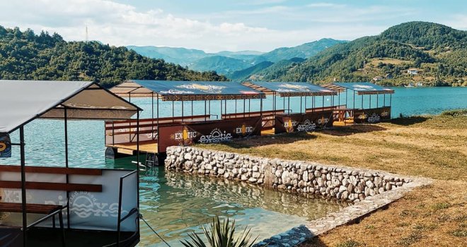 Posjetite beach bar „Exotic“, carstvo nargile i ljetnog provoda na Jablaničkom jezeru