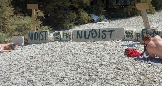 Rat na Makarskoj rivijeri za nudističke plaže: Bitka između nudista i 'odjevenih', kome je pripao veći dio plaže?