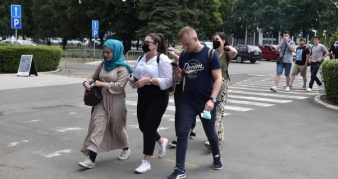 'U Sarajevu nismo mogli da se vakcinišemo, a traže nam kao uslov za nastavu': Studenti medicine iz BiH došli u Beograd, stiže ih još...