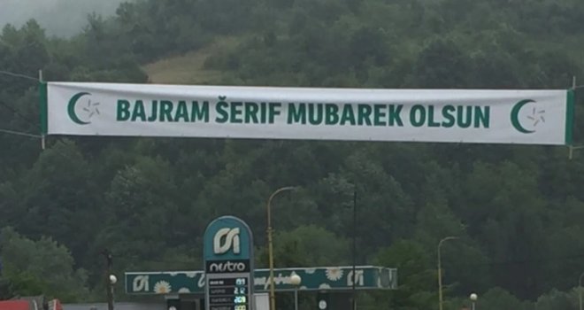 U Srebrenici na privatnim objektima ponovo baneri sa bajramskom čestitkom 