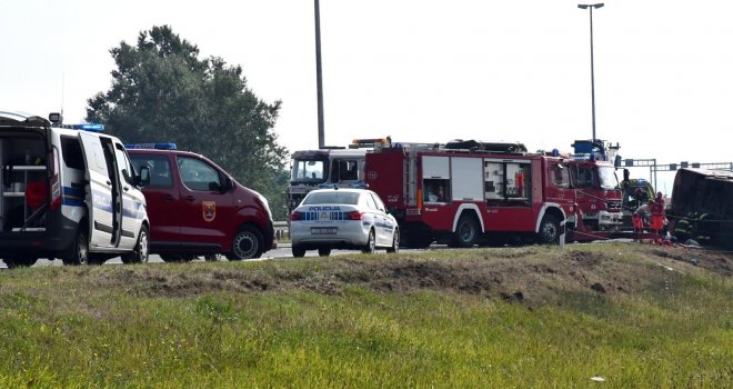 Teška saobraćajna nesreća kod Slavonskog broda, poginulo najmanje deset osoba