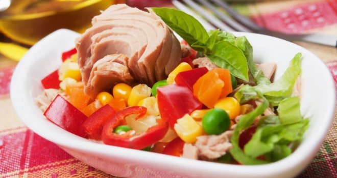 Ljeto je, jedite pametno, ukusno, a dijetalno: Proteinska salata za pet minuta na vašem stolu