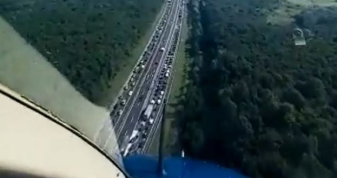 Snimak iz zraka: Kilometarske kolone na autocestama u Hrvatskoj