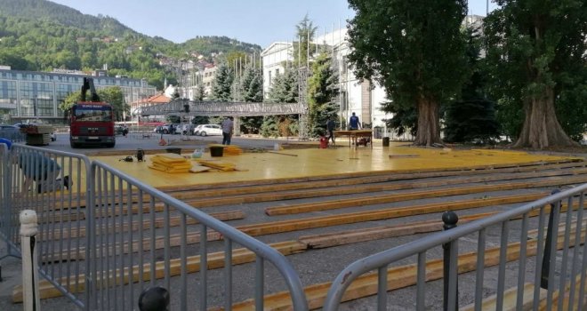 Povratak crvenog tepiha u Sarajevo: U toku uređenje platoa ispred Narodnog pozorišta za SFF