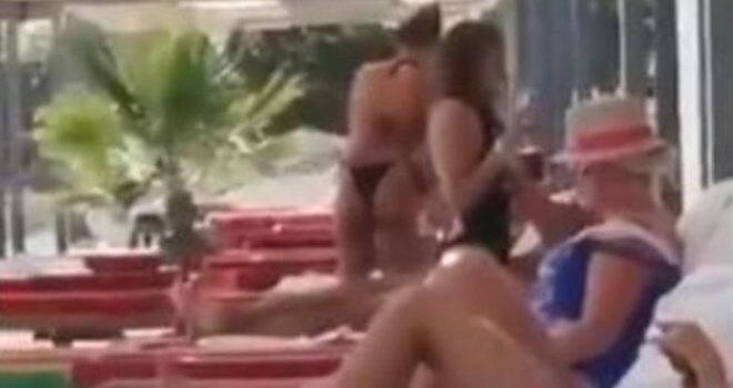 Mladi par u vreloj akciji nasred plaže na Jadranu: Konobaru ispadaju čaše od šoka, a gospođa gleda u čudu