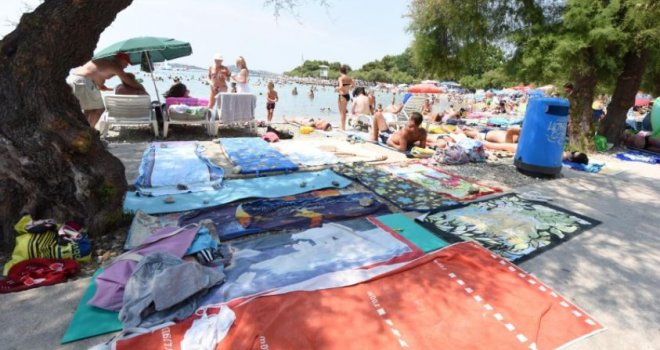 Na 'rezervacije' mjesta na plaži peškirom smo navikli, ali ovo još nismo vidjeli: 'Aladin parkirao i otišao'