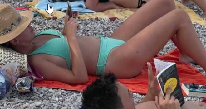 Urnebesna fotografija s plaže nasmijala mnoge: 'Nek je njoj udobno, a on može i s bocom'