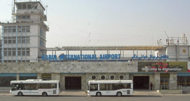 Haos na aerodromu u Kabulu: Američki vojnici ispaljuju hice, Afganistanci očajnički pokušavaju pobjeći...