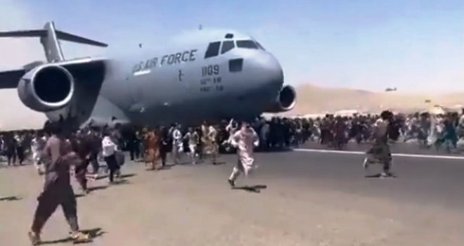 Internetom se šire šokantni snimci iz Kabula: Jedni trče za avionima, drugi se vežu za točkove... Ispali u zraku!