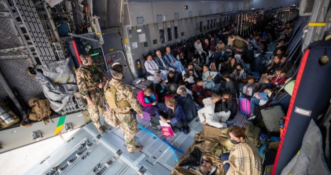 Iz Kabula vojnim avionima evakuisano 2.200 diplomata i civila