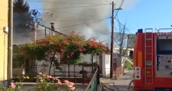 Požar u sarajevskom naselju Buća Potok, gori više kuća