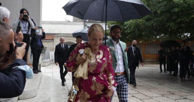 Jedan gost posebno upadao u oči: Ko je lik koji je nosio kišobran Sebiji Izetbegović, a bio i kum na vjenčanju?