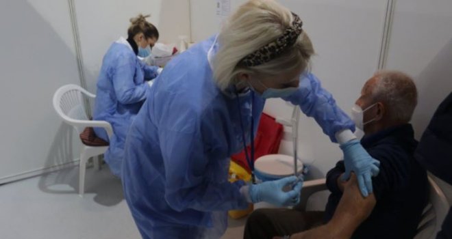 U Kantonu Sarajevo počelo vakcinisanje trećom dozom osoba starijih od 12 godina: Evo ko je može primiti...