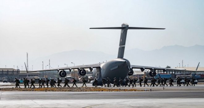 Posljednji američki vojni avion napustio Kabul, talibani slavili pucnjavom 