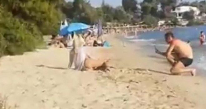 Ivan snimao prezgodnu plavušu na plaži, a onda se začuo glas njegove žene...