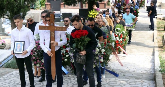 Pokopan Ljubo Bešlić, ispratio ga veliki broj građana