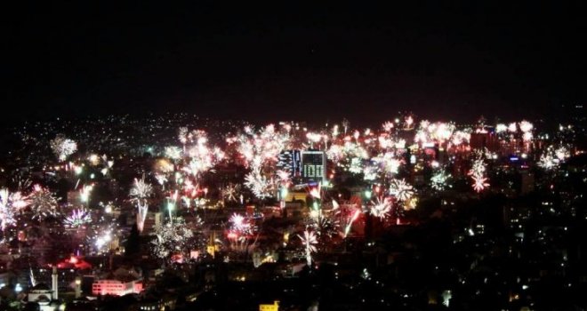 Spektakl iznad Sarajeva: Navijači Želje 'zapalili' cijeli grad, gorjelo od Čaršije do Čengić Vile