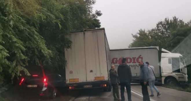 Zbog klizavog kolovoza kamion se popriječio na magistralnom putu, obustavljen saobraćaj na dionici Tuzla - Bijeljina