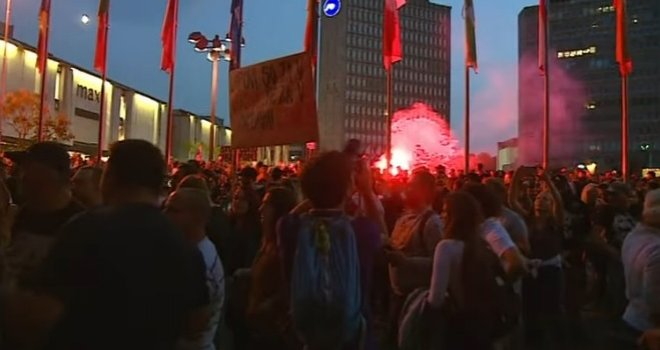 'Pizdajalsko-cepilski terorizem - moje telo, moja pravica': U Ljubljani ponovo masovni protesti zbog covid potvrda