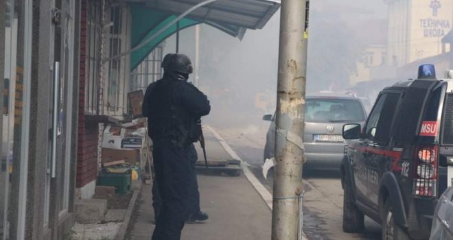 Haos na sjeveru Kosova: Suzavac i šok bombe tokom akcije kosovske policije, ranjeni muškarac životno ugrožen