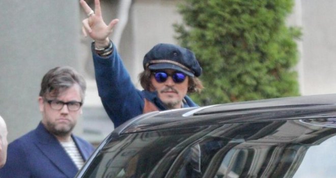Johnny Depp nakon sastanka sa Vučićem: Podigao tri prsta dok je pozirao fotografima