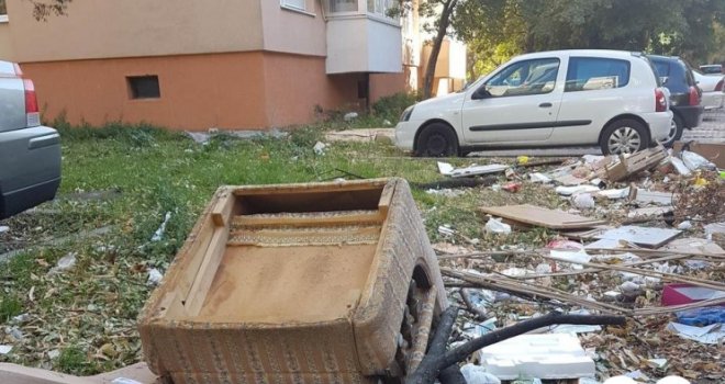 Pogodite koji je ovo bh. grad: Građani po ulici bacaju stari namještaj, baš ih briga za okolinu  