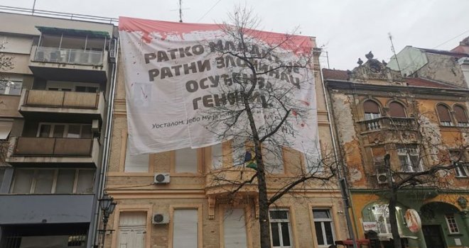 Postavljen transparent 'Ratko Mladić je ratni zločinac osuđen za genocid': Prvo gađan jajima, pa ga rulja oborila
