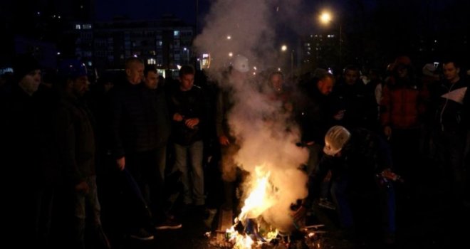 'Nemamo kud, nazad ne možemo': Rudari neće otići... Pogledajte šta se večeras dešava ispred zgrade Vlade FBiH!