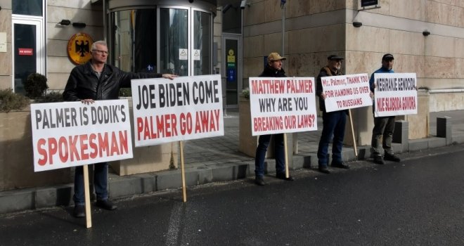Nekoliko građana s transparentima ispred Delegacije EU-a: 'Palmer je Dodikov glasnogovornik', 'Joe Bidenu, dođi, Palmeru, idi'