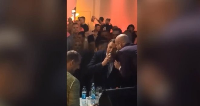 Opet se latio mikrofona: Dodik na privatnoj proslavi goste počastio svojom izvedbom 'Đurđevdana', evo kako je to zvučalo