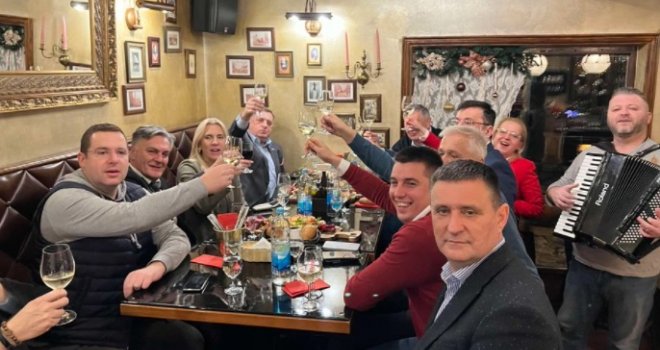 Dodik s ekipom sankcije 'slavio' u kafani, uz harmoniku: 'Haj, što Srbin još se drži kraj svih zala. Pjesma ga je održala, njojzi hvala'