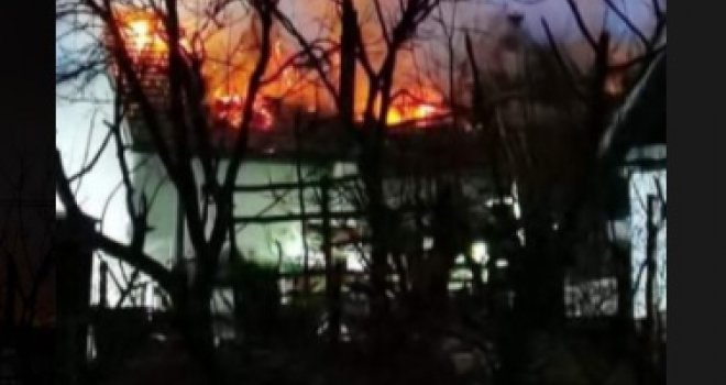 Požar u Đurđeviku: Vatrena stihija gutala krov na porodičnoj kući