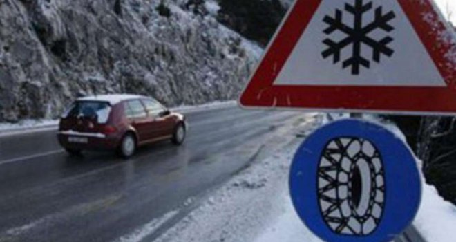 Haos na putevima: Snijeg zameo cestu Pale - Jahorina kod mjesta Begovina, saobraćaj potpuno obustavljen