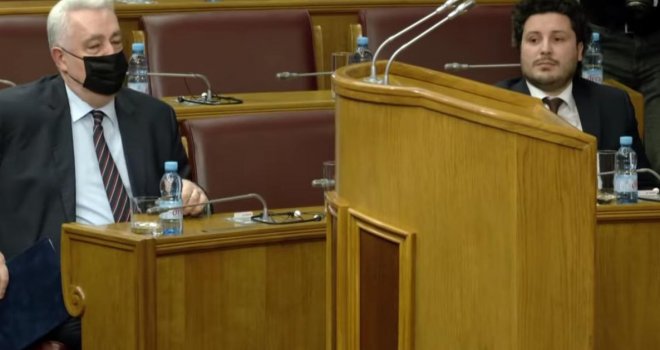Krivokapić odbio da preda dužnost i ostavio poruku Abazoviću u kabinetu: Evo šta je napisao novom predsjedniku Vlade