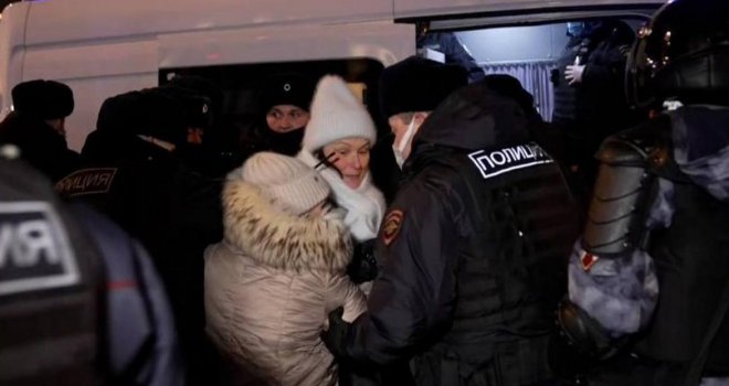 Antiratne demonstracije u Moskvi, policija hapsi okupljene!