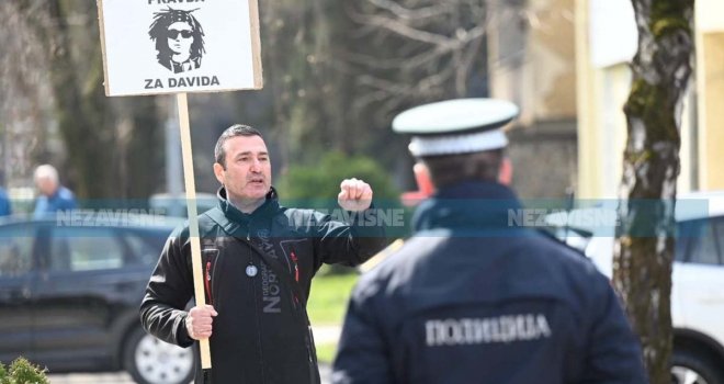 Dragičević pred zgradom NSRS: 'Moje dijete je organizovano ubijeno, Davidovu otmicu je izveo MUP RS'