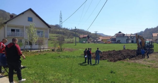 Bager u dvorištu Fate Orlović: Na mjestu gdje je bila crkva traže se posmrtni ostaci