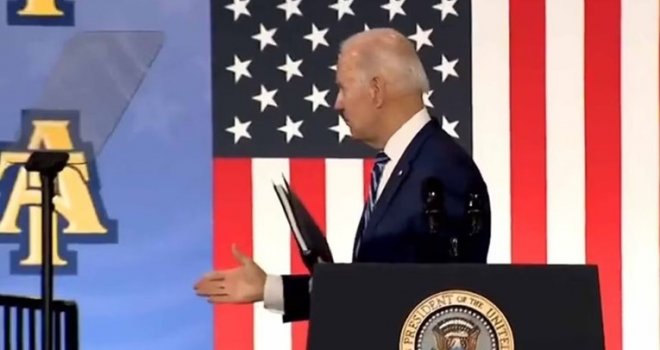 Širi se snimak neobičnog ponašanja predsjednika: Cijela Amerika se pita s kim se to Biden rukuje?