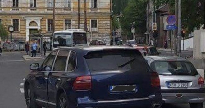 Vozač pobjegao: Je li ovo Porsche koji je udario mladića u centru Sarajeva?!