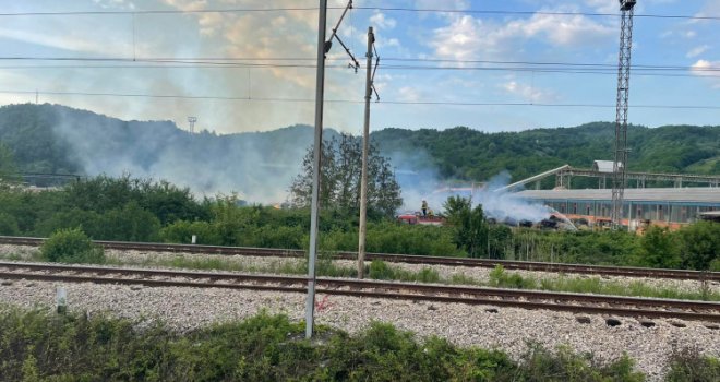  Drama u Maglaju: Veliki požar u fabrici papira i celuloze Natron Hayat, gasi ga više vatrogasnih brigada, komunalci, građani...